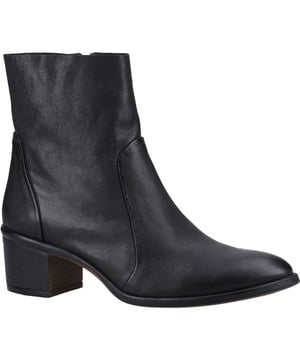 Ein sauberer und klassischer Westernstil Knöchelstiefel mit hochwertigem Lederoberteil und Innenreißverschluss sowie einer Memory-Foam-Innensohle, in der Winona werden Sie den ganzen Tag großartig aussehen und bequem bleiben.