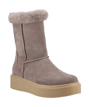 Lernen Sie Ihre neue Winter-Essential kennen: den Becca Mid Boot! Hergestellt aus echtem Wildleder mit einem Kragen aus Kunstfell, Fleece-Futter und einer Innensohle aus Memory-Schaum, sind diese knöchelhohen Stiefel extrem gemütlich und wasserabweisend - perfekt für einen den ganzen Tag über mühelosen Stil.