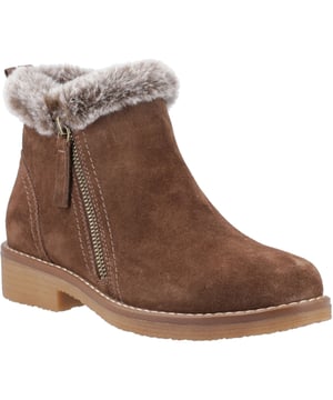 Blijf cosy dit seizoen met de Marnie Boot - een echte suede enkellaars met een warme fleece voering, een geheugenfoam uitneembare zool en een faux fur kraag. Met WorryFree waterafstotende bescherming en de hele dag comfort zijn deze laarzen je stijlvolle zielsmaatje!
