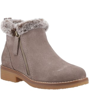 Blijf deze seizoen gezellig met de Marnie Boot - een echte suède enkellaars met een warme fleece voering, memory foam binnenzool en een nepbont kraag. Met WorryFree waterafstotende bescherming en comfort de hele dag door, zijn deze laarzen jouw stijlvolle soulmate!