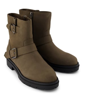Der Ionie Boot ist sowohl kantig als auch stilvoll mit Obermaterial aus Nubukleder und einer von Motorradstilen inspirierten Silhouette. Schnallenriemen mit eleganten Beschlägen und ein seitlicher Reißverschluss sorgen für ein einfaches An- und Ausziehen. Ausgestattet mit bequemen Innensohlen für langanhaltende Unterstützung.