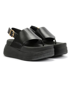 Ervaar de hele dag comfort en ondersteuning met deze leren sandalen met hoge bovenrand voor dames. Vervaardigd met een premium leren bovenwerk, hebben deze lichtgewicht sandalen een verstelbare gesp achterband voor een veilige pasvorm en een natuurlijke voetbed ondersteuning voor ergonomisch comfort. De driedubbele dichtheid EVA-gevoerde tussenzool absorbeert impact, terwijl de slipbestendige rubberen buitenzool stabiliteit op verschillende oppervlakken garandeert.
