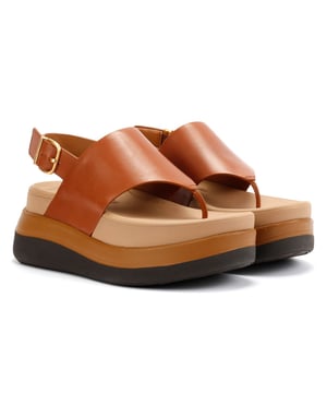 Ervaar de hele dag comfort en ondersteuning met deze leren sandalen met hoge bovenrand voor dames. Vervaardigd met een premium leren bovenwerk, hebben deze lichtgewicht sandalen een verstelbare gesp achterband voor een veilige pasvorm en een natuurlijke voetbed ondersteuning voor ergonomisch comfort. De driedubbele dichtheid EVA-gevoerde tussenzool absorbeert impact, terwijl de slipbestendige rubberen buitenzool stabiliteit op verschillende oppervlakken garandeert.