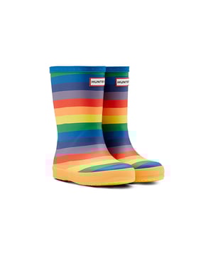 Featuring a vibrant and fun rainbow design,  this kids boot is perfect for puddle splashing. Handcrafted from natural rubber, a flat sole and rounded toe gives little feet room to move and the soft recycled polyester lining ensures complete comfort.