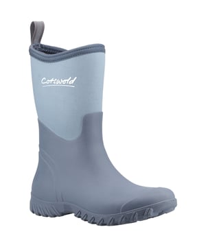 Ein klassischer Neopren-Zusatz zur Cotswold Shoes Welly Range. Ein halbhoher Gummistiefel mit Neopren-Obermaterial, um Ihre Füße bei nassen Wetterbedingungen warm und trocken zu halten. Mit Anziehschlaufe für leichtes Anziehen. In einem klassischen ländlichen Grün.