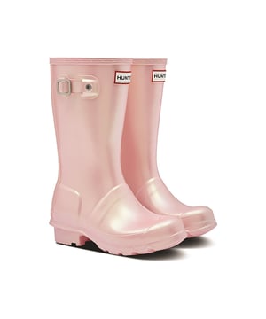 This specialised kid's welly features a vulcanised natural rubber construction highly resistant to wear and abrasion. The Hunter Original tread and a comfy polyester lining, you can let your little explorers take on the elements whatever the weather.