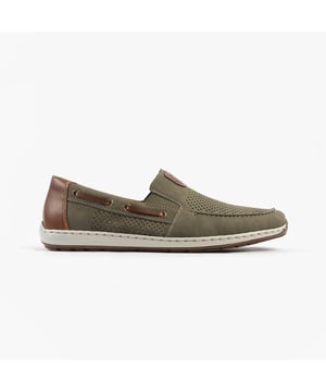 These men's slip-on boat shoes feature a synthetic upper, breathable leather/synthetic lining, and a RIRICON sole, offering comfort and a round toe for casual wear
