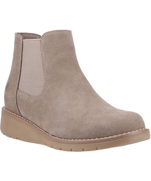 Breng stijl en comfort samen met de Leonie Boot - een echte suède chelsea enkellaars met een gezellige fleece voering, een memory foam inlegzool en WorryFree waterafstotende bescherming. Echt comfortabel en moeiteloos chic.