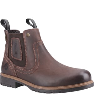 Vom hügeligen Gelände der Umgebung und Terrains inspiriert, die von Ihrem Schuhwerk mehr verlangen, ist Chipping ein robuster Landhändler-Stiefel, gefertigt aus hochwertigem wasserdichtem Nubukleder und leichter Sohle.