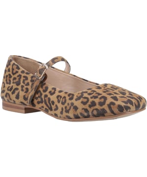De Pasha Ballerina is een stijlvolle en praktische must-have voor feestelijke gelegenheden. Gemaakt van premium suède met een zachte, gevoerde binnenzool, flexibele zool en chique gespband. Hij kan zelfs opgevouwen worden zodat je hem in je handtas kunt meenemen voor extra comfort op elk feest!