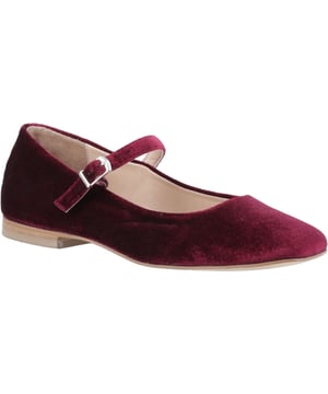 Die Pasha Ballerina ist ein stilvolles und praktisches Must-have für festliche Anlässe. Hergestellt aus samtigem Velours mit einer weichen gepolsterten Innensohle, flexibler Sohle und chicem Schnallenriemen. Sie lässt sich sogar zusammenfalten, um in Ihrer Handtasche Platz zu finden und bietet so zusätzlichen Komfort bei jeder Feier!