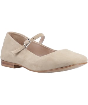 Die Pasha Ballerina ist ein stilvolles und praktisches Must-Have für festliche Anlässe. Hergestellt aus hochwertigem Wildleder mit einer weich gepolsterten Innensohle, flexibler Laufsohle und schickem Schnallenriemen. Sie lässt sich sogar zusammenfalten, um in Ihre Handtasche zu passen, und sorgt so für zusätzlichen Komfort auf jeder Party!