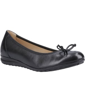De Lucille Ballerina is jouw favoriet voor tijdloze stijl en de hele dag comfort. Gemaakt van hoogwaardig leer met een zachte, gewatteerde binnenzool en een elegante strikdetail, het is perfect voor elke gelegenheid. Loop tevreden weg!