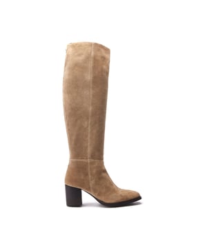 Set your sights on Sarras, the long boot with a ruched design. Featuring a wearable block heel and a zip fastening for effortless foot entry, this style can carry you from day to night.