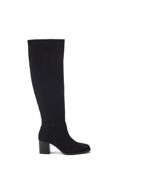 Set your sights on Sarras, the long boot with a ruched design. Featuring a wearable block heel and a zip fastening for effortless foot entry, this style can carry you from day to night.