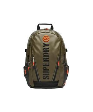 Superdry Tarp Rucksack für Herren Kaki Synthétique. Authentisches Taschenmodell von der Marke Superdry - Streetwear/Sportswear-Design von Superdry - Superdry für Herren, perfekt für den Alltag - Der Kaki Rucksack von Superdry lässt sich ideal mit Ihrer Garderobe kombinieren - Bequemer, synthetischer Stoff - Klassisch - Tarp -