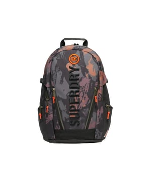 Superdry Tarp Rucksack Herren Schwarz Synthetik. Authentisches Kleidungsstück der Marke Superdry - Streetwear/Sportswear Design von Superdry - Mode für Männer, perfekt für den Alltag - Der schwarze Superdry Rucksack lässt sich ideal mit dem Rest Ihrer Garderobe kombinieren - Bequemer aus synthetischem Material - klassisch - Tarp -