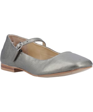 Die Pasha Ballerina ist ein stilvolles und praktisches Muss für festliche Anlässe. Hergestellt aus hochwertigem Leder mit einer weich gepolsterten Innensohle, flexibler Laufsohle und schicker Schnalle. Sie lässt sich sogar zusammenfalten, um in Ihre Handtasche zu passen und für zusätzlichen Komfort auf jeder Party!