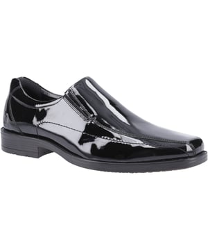 Klassischer Herrenschuh von Hush Puppies jetzt in Lackleder erhältlich - Brody ist aus hochwertigem Leder gefertigt und im schlauen Slip-On-Stil. Sein elastischer Einsatz ermöglicht ein einfaches an und Ausziehen mit einem bequemen Memory-Schaumstoffsockel und flexibler Sohle.