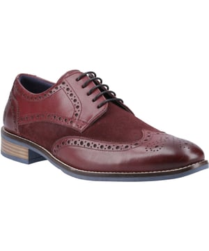De Dustin Brogue; met Ortholite Technology Comfort-inlegzolen met een leren sok en voering. Deze klassieke Brogue heeft een subtiele gewatteerde kraag met contrasterend randdetail, en het gemengde textiel en kwaliteitsleren bovenwerk voegt een stijlvolle twist toe.