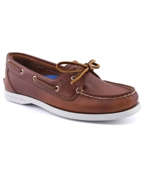 De dames Authentic Original 1-Eye bootschoen biedt een tijdloze uitstraling verankerd in de tradities van kuststijl. Deze klassieke bootschoen heeft een luxueus leren bovenwerk, met verfijnde koperen oogjes, traditionele mocassinestiksels en leren veters.