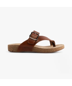 Deze leren teensandalen hebben een ademend ontwerp met een verstelbare klittenbandsluiting en gesp. De platte zool en ronde neus bieden comfort voor dagelijks gebruik.