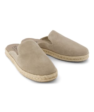 Vom klassischen Raucher-Slipper inspiriert, ist unsere Santiago Mule Espadrille mit einem sauberen Look und einer textilumwickelten Zwischensohle für ein stilvolles Gefühl gestaltet.