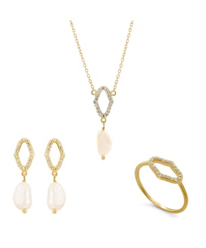 Set Orphelia: Ketting + Oorbellen + Ring in Goud is gemaakt van de hoogste kwaliteit allergievrij 925 Sterling Zilver. De Orphelia 'Normandië' Dames 925 Sterling Zilver Set: Ketting + Oorbellen + Ring - Gouden SET-7574/G wordt geleverd in een prachtige cadeauverpakking en heeft een garantie van twee jaar - het perfecte cadeau om jezelf of een geliefde te verwennen.