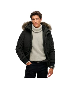 Doudoune Superdry Everest Herren Schwarz Synthetik. Authentisches Kleidungsstück der Marke Superdry - Streetwear/Sportswear-Design von Superdry - Superdry für Herren, modebewusst, perfekt für den Alltag - Doudoune Superdry in Schwarz lässt sich hervorragend mit dem Rest Ihrer Garderobe kombinieren - bequemer Synthetikstoff - klassisch - Everest -