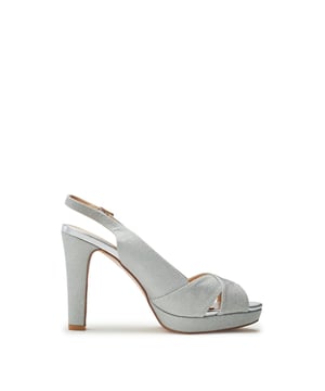 Let your shoes do all the talking with Lilora. This style features a medium heel for the perfect lift without compromising on comfort. The slingback strap and buckle fastening ensure a secure fit, whatever the occasion.
