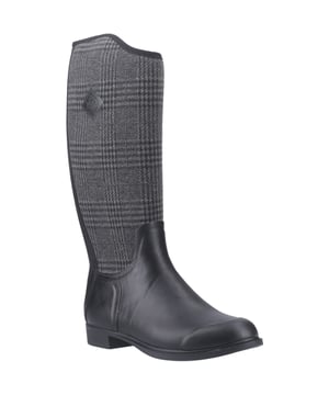 Der Neopren-Stiefel hat ein atmungsaktives Futter für Komfort und saisonale Vielseitigkeit, während zusätzliche Gummischichten Schutz während langer Stunden im Stall oder in der Scheune bieten. Dieser Reitstiefel verfügt zudem über eine Stahlsohle für zusätzliche Stabilität.