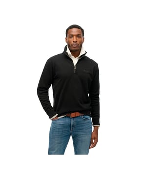 Pull Superdry Essential Logo Henley Herren Schwarz Baumwolle. Authentische Kleidungsstücke der Marke Superdry - Streetwear/Sportswear-Design von Superdry - Mode für Männer, perfekt für den Alltag - Der schwarze Pulli von Superdry lässt sich hervorragend mit dem Rest Ihrer Garderobe kombinieren - bequeme Baumwollmaterialien - klassisch - Essential Logo Henley -