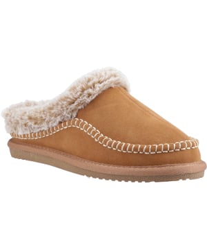 De Anika Mule Slipper van suede combineert tijdloos design met winterklaar comfort. Gemaakt van zacht suede met een faux fur voering, een memory foam inlegzool en geweven stiksels, is hij perfect om blije zolen het hele seizoen door heerlijk warm te houden.