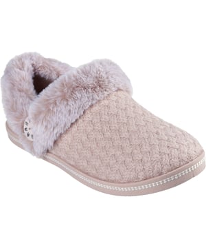 Ihre Zehen werden warm und gemütlich in den Skechers Cozy Campfire Frosty Promise Hausschuhen. Dieser lässige Komfort-Hausschuh verfügt über ein Futter aus Kunstpelz und eine Memory Foam-Einlegesohle.