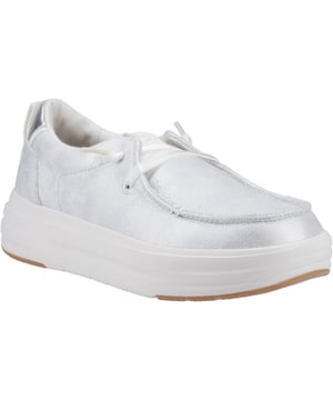 Der Wendy Nova ist ein bequemer Slip-On-Trainer mit ikonischer Form und robuster, komfortabler HEYDUDE-Konstruktion. Zieh ihn einfach an und mach dich bereit, jeden Tag zu meistern. Abgerundet mit elastischen Schnürsenkeln ohne Knoten und einer ultraleichten Sohle, die selbst die geschäftigsten Tage mühelos macht.