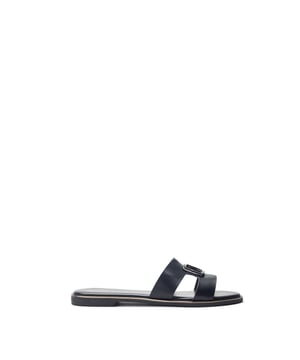 Upgrade your slip-on collection with Jeanie, the versatile flat sandal set to be your go-to this summer. The leather lining ensures comfort whether you're lounging by the pool, or exploring the local vineyard, you'll feel as good as you look.