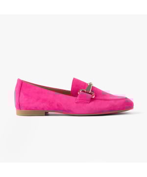 These women's loafers feature a leather upper, textile lining, and rubber sole, offering comfort and lightweight wear. Ideal for casual occasions with a flat heel and slip-on design