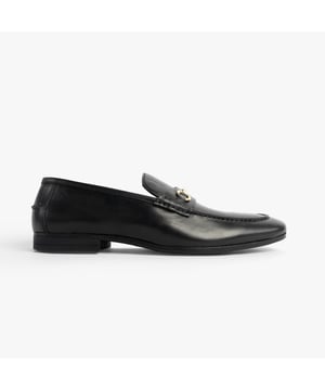 These men's loafers feature a leather upper, textile lining, and rubber sole with a slip-on design. They offer comfort and a chisel toe, ideal for formal occasions