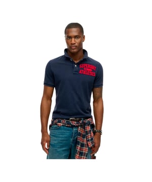 Polo Superdry Vintage Athletic Navy Herren Blau Baumwolle. Authentisches Kleidungsstück der Marke Superdry - Streetwear/Sportswear-Design von Superdry - Superdry für Herren, perfekt für den Alltag - Das blaue Superdry-Polo lässt sich hervorragend mit dem Rest Ihrer Garderobe kombinieren - bequeme Baumwollqualität - klassisch - Vintage Athletic Navy -