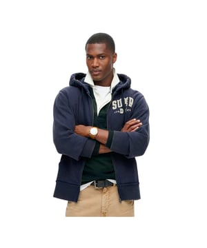 Sweatshirt Superdry Vintage Athletic Herren Blau Baumwolle. Authentische Kleidung von der Marke Superdry - Streetwear/Sportswear-Design von Superdry - Superdry für Herren, ideal für den Alltag - Das blaue Sweatshirt von Superdry lässt sich perfekt mit dem Rest Ihrer Garderobe kombinieren - angenehmes Baumwollmaterial - klassisch - Vintage Athletic -