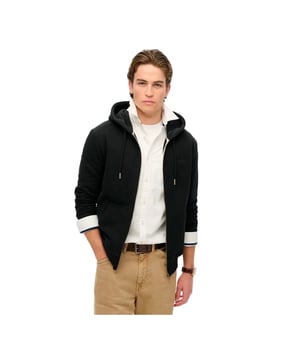 Sweatshirt Superdry Essential Herren Schwarz Baumwolle. Authentisches Kleidungsstück der Marke Superdry - Streetwear/Sportswear-Design von Superdry - Superdry für Herren, ideal für den Alltag - Das schwarze Sweatshirt von Superdry lässt sich perfekt mit dem Rest Ihrer Garderobe kombinieren - bequeme Baumwollqualität - klassisch - Essential -