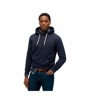Sweatshirt Superdry mit geprägtem Vl Graphic für Herren in Blau aus Baumwolle. Authentische Kleidung der Marke Superdry - Streetwear/Sportswear Design von Superdry - Superdry für Herren Fashion, perfekt für den Alltag - Das blaue Sweatshirt von Superdry lässt sich hervorragend mit dem Rest Ihrer Garderobe kombinieren - bequemer Baumwollstoff - klassisch - Geprägtes Vl Graphic -