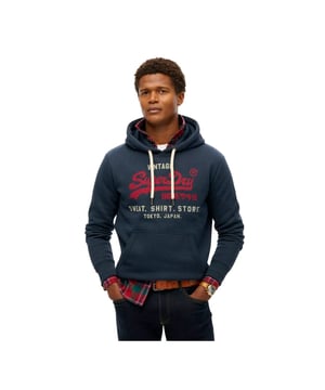 Sweat Superdry Vl Heritage Herren Blau Baumwolle. Authentisches Kleidungsstück der Marke Superdry - Streetwear/Sportswear-Design von Superdry - Superdry Mode für Herren, perfekt für den Alltag - Der blaue Sweatshirt von Superdry lässt sich hervorragend mit dem Rest Ihrer Garderobe kombinieren - Bequemes Baumwollmaterial - klassisch - Vl Heritage -