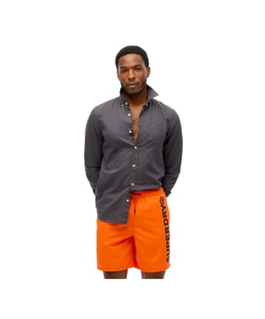 Superdry Sport Graphic 17 Herren Badeanzug Orange Polyester. Authentisches Kleidungsstück der Marke Superdry - Streetwear/Sportswear Design von Superdry - modebewusster Superdry für Herren, perfekt für den Alltag - Der orangefarbene Superdry Badeanzug lässt sich hervorragend mit dem Rest Ihrer Garderobe kombinieren - komfortables Material aus Polyester - klassisch - Sport Graphic 17 -