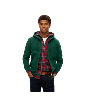 Sweatshirt Superdry Essential für Herren in Grün aus Baumwolle. Authentisches Kleidungsstück der Marke Superdry - Streetwear/Sportswear-Design von Superdry - Mode von Superdry für Männer, perfekt für den Alltag - Das grüne Sweatshirt von Superdry lässt sich hervorragend mit dem Rest Ihrer Garderobe kombinieren - bequeme Baumwollmaterial - klassisch - Essential -