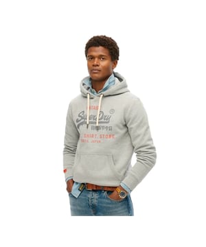 Sweat Superdry Vl Heritage Herren Grau Baumwolle. Authentisches Kleidungsstück der Marke Superdry - Streetwear/Sportswear Design von Superdry - Superdry für Herren, perfekt für den Alltag - Sweatshirt in Grau passt hervorragend zu Ihrer Garderobe - bequeme Baumwollqualität - klassisch - Vl Heritage -
