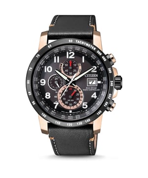 Diese Citizen  Chronograph Uhr für  Herren ist das perfekte Accessoire zum tragen oder verschenken. Ihr Rosagold 42 mm Rund Gehäuse kombiniert mit dem bequemen Schwarz Armband aus  Leder garantiert, dass Sie diese atemberaubende Uhr kompromisslos genießen werden. Angetrieben von einem hochwertigen Eco-Drive Uhrwerk und wasserdicht bis 20 bars, läuft Ihre Uhr stets weiter. Diese Uhr verfügt über eine Eco-Drive-Technologie (wird von jeder Lichtquelle aufgeladen; benötigt keine Batterie) -Diese Analog Uhr verfügt über eine Kalenderfunktion: Datum, Stoppuhr, Funk, 24-Stunden-Anzeige, Leuchtzeiger, Tachymeter Diese hochwertige Uhr hat ein Schwarz Leder Band ( 21 cm Länge und 21 mm Breite) mit einer Dornschließe Gehäusedurchmesser: 42 mm,Gehäuse Höhe: 12 mm, Gehäusefarbe: Rosagold Zifferblattfarbe: Schwarz