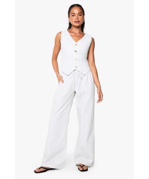 Trousers are a more sophisticated alternative to skinniesTrousers take on a realxed silhouette for the new season, with sports tailoring setting the trends and the wide leg one to watch. Pick printed palazzo pants for a dramatic day time look and tone down with a basic tee, or go for androgynous appeal in tapered man pants and wear with worn-in trainers for a trend-led twist.