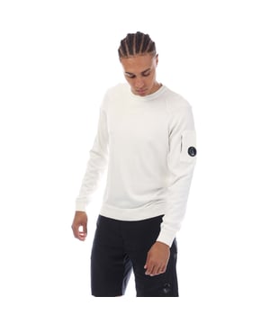 Heren C.P. Company Sea Island Crewneck Lens Sweatshirt in wit.- Geribde ronde hals.- Geribde manchetten en zoom.- Contrasterende stiksels in de armsgaten.- Lensdetail.- 14 Gauge breisel.- Normale pasvorm.- 100% Katoen.- Ref: 18CMKN026A103