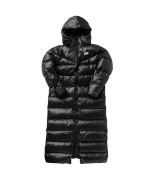 Blijf warm en stijlvol met het Nike Shiny Black Down Jacket, speciaal ontworpen voor dames. Dit jack is gemaakt van 100% polyester en geproduceerd in Vietnam. Het heeft een volledige ritssluiting en een afneembare capuchon voor veelzijdig gebruik. Twee ritszakken aan de voorkant bieden veilige opbergruimte voor essentiële spullen, terwijl het Nike-logo op de linkerborst en het Therma-FIT-logo op de linkermouw de premium kwaliteit benadrukken. Perfect voor koude dagen, combineert dit jack functionele warmte met een strak design om je comfortabel en zelfverzekerd te houden, waar je ook bent
